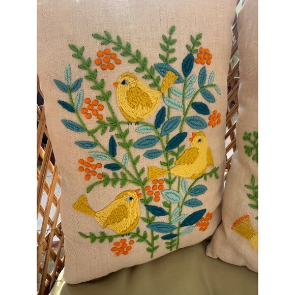 Vintage 70's Crewel Embroidery Birds & Flowers Pair Linen Accent Pillows 12x9" - Picture 4 of 12